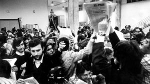 Salida de los talleres del primer número del diario ‘El País’ en la sede madrileña de la calle Miguel Yuste, el 4 de mayo de 1976. (Antonio Gabriel / El País)