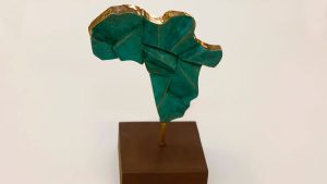 Estatuilla del Premio Saliou Traoré de Periodismo.