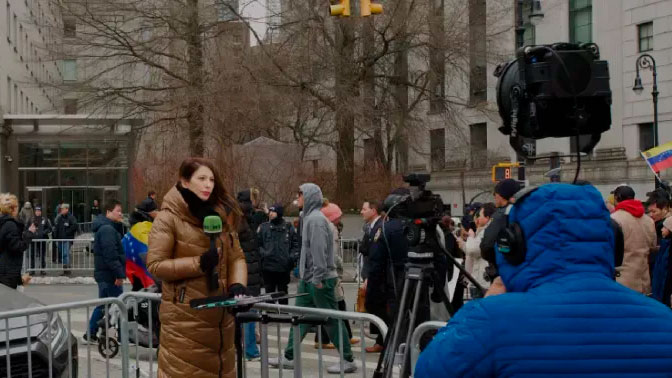 Reportera de RT habla a cámara a las afueras del Tribunal de Distrito de Estados Unidos en Manhattan, con motivo de la comparecencia inicial de Nicolás Maduro. (SWinxy / Wikimedia Commons)