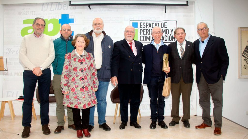 Carmelo Rivero posa acompañado por miembros de la junta directiva de la APT. (José Luis Rodríguez/ACAN)