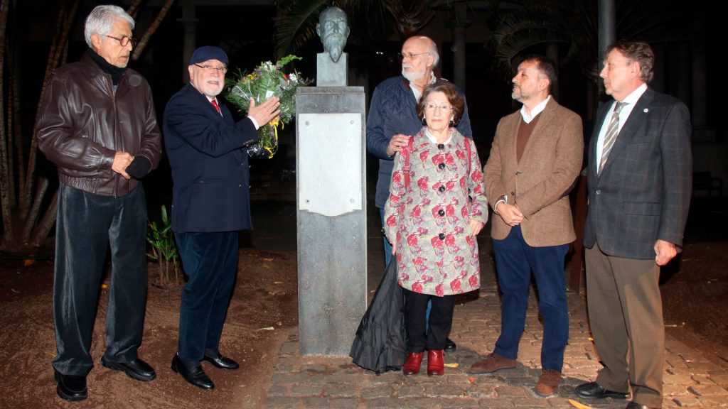 El alcalde de Santa Cruz de Tenerife, José Manuel Bermúdez (2d), acompañó a directivos de la APT y otros periodistas en la ofrenda ante el busto de Patricio Estévanez Murphy. (José Luis Rodríguez/ACAN)