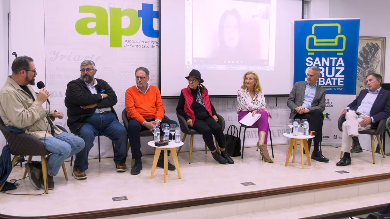 Desde la izquierda, Alexis Hernández, Humberto Gonar, Juan Galarza, Tere Alfonso, Bene Fuentes, César Toledo y Zenaido Hernández