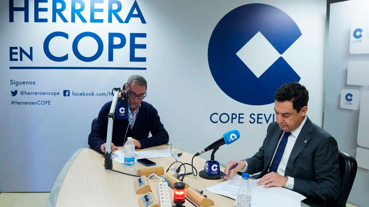 Carlos Herrera junto al presidente de la Junta de Andalucía, Juanma Moreno.