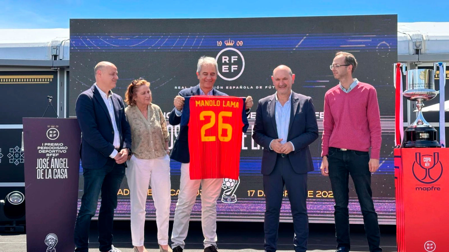 Manolo Lama recibe una camiseta de la Selección Española con el 26 y su nombre.