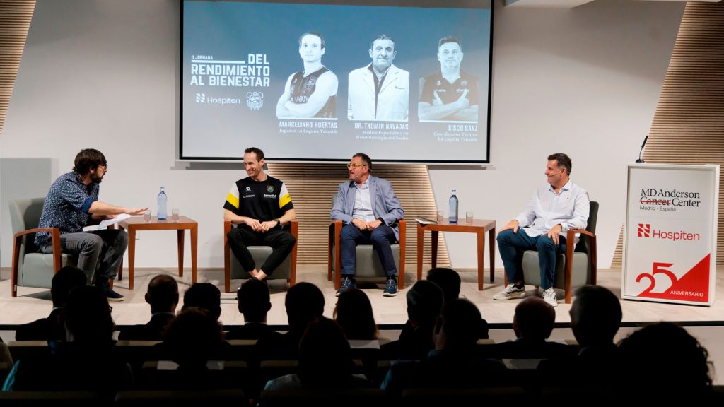 Desde la izquierda, Quique Peinado, periodista; Marcelinho Huertas, jugador de La Laguna Tenerife, el Dr. Txomin Navajas, neurofisiólogo clínico de Hospiten; y Xisco Sanz, coordinador técnico y preparador físico del primer equipo aurinegro.