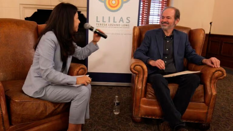 Juan Villoro conversa con Celeste González de Bustamante, directora del Mexico Center en el Teresa Lozano Long Institute for Latin American Studies de la Universidad de Texas en Austin. (Foto: Susanna Sharpe/LLILAS Benson)