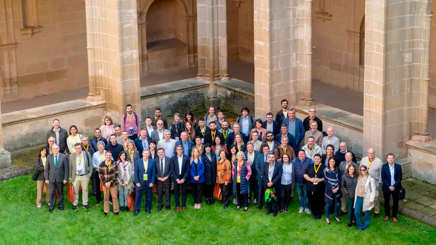 Los asistentes en el claustro del Monasterio de Yuso en San Millán de la Cogolla. (CLABE)