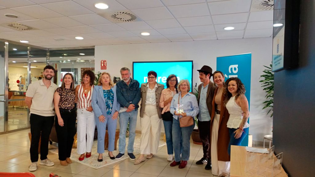 Autoridades y participantes en el encuentro intergeneracional.