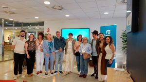 Autoridades y participantes en el encuentro intergeneracional.