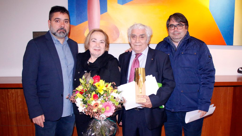 José Antonio Pardellas, junto a su esposa, Loli Socas, y sus hijos José Felipe (1i) y Juan Manuel, tras recibir el Premio Patricio Estévanez. (José Luis Rodríguez/ACAN)
