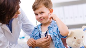 Ascultación de un niño.
