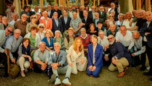 Reencuentro de los pioneros de ‘El País’, el pasado martes en Madrid. En el centro, el primer director, Juan Luis Cebrián, junto al director actual, Jan Martínez Ahrens. (Bernardo Pérez/El País)