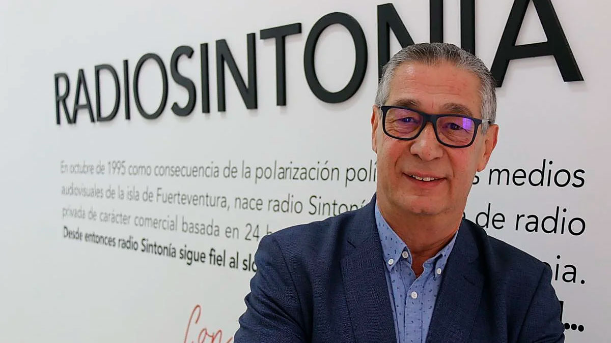Santiago Travieso, en una cobertura en el Parlamento de Canarias. (Radio Sintonía)