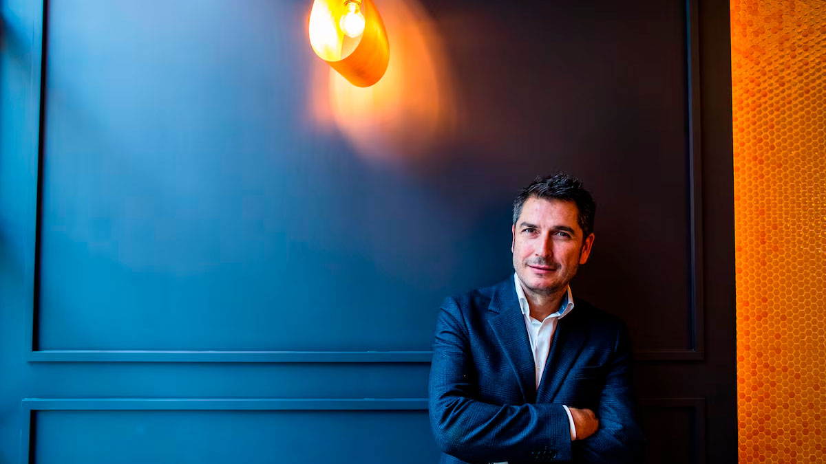 El periodista Carlos del Amor, en el hotel Catalonia, en Madrid, el 24 de octubre de 2022. (Samuel Sánchez / El País)