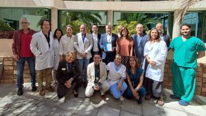 Rafael Marco sostiene el premio otorgado al Hospital Universitario Hospiten Rambla.
