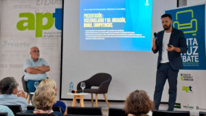 Jonathan Domínguez interviene acompañado de Salvador García Llanos.