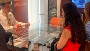 Alumnos del Grado de Periodismo de la Universidad de Valladolid durante una visita al Centro Memorial de las Víctimas del Terrorismo de Vitoria, en abril de 2026.
