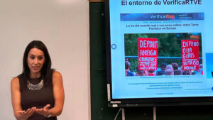 Blanca Bayo, responsable de VerificaRTVE, impartiendo el taller Lucha contra la desinformación y propaganda. (RTVE)