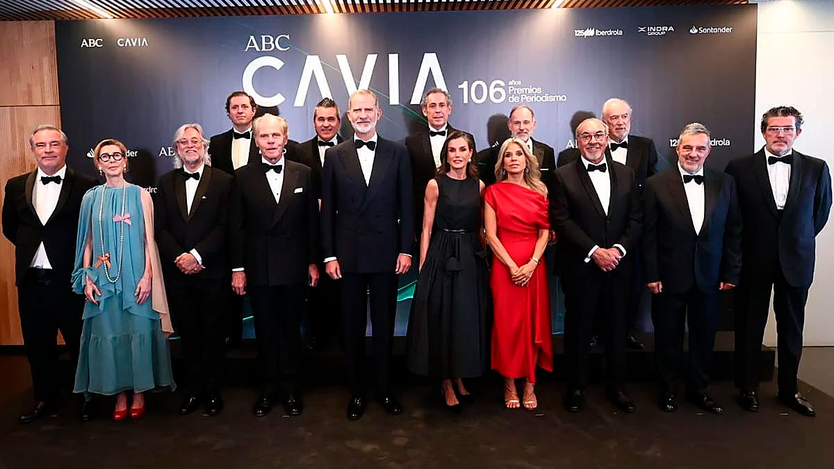 Foto de familia de la entrega de la 106.ª edición de los premios Cavia. (ABC)