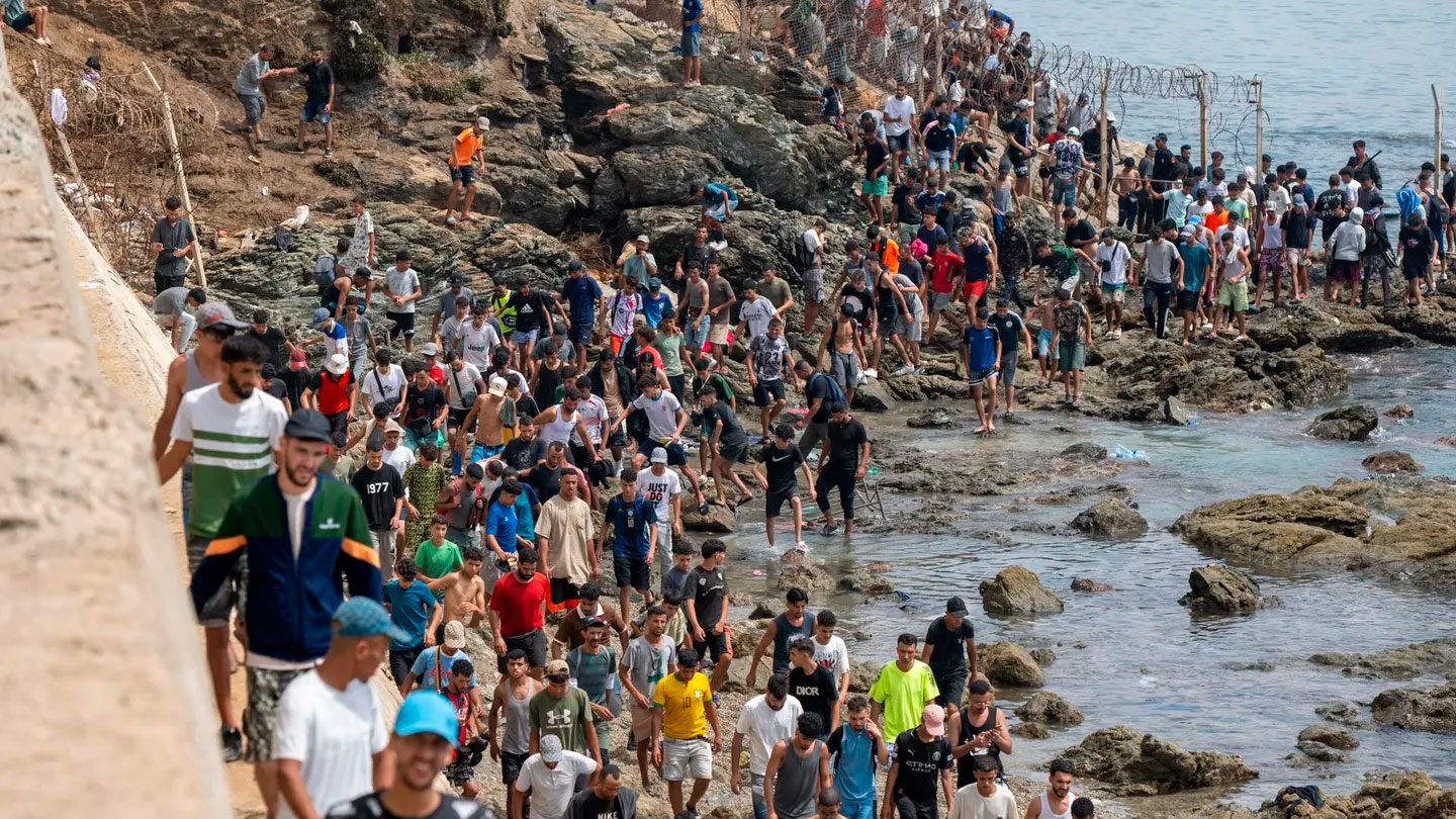 Miles de extranjeros invaden Ceuta.