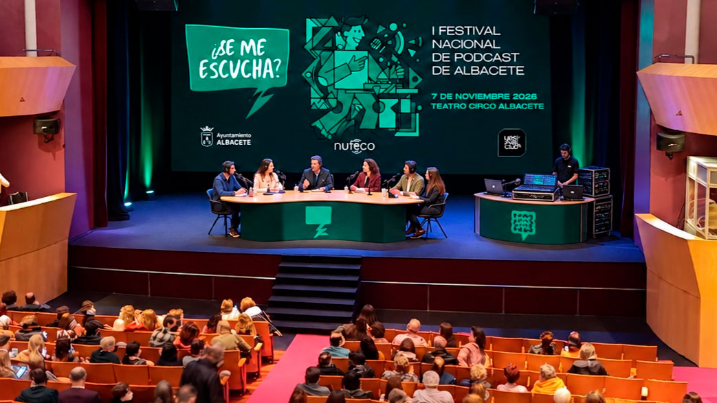 Una recreación elaborada mediante IA (Chat GPT) del escenario principal del Teatro Circo de Albacete acogiendo el Festival ‘¿Se me escucha?’, a partir de una imagen de Antonio J. García Vidal en Google.