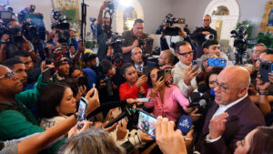 El presidente de la Asamblea Nacional de Venezuela, Jorge Rodríguez, atiende a un grupo de periodistas.