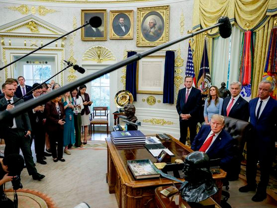 Donald Trump atiende a periodistas en el despacho oval de la Casa Blanca